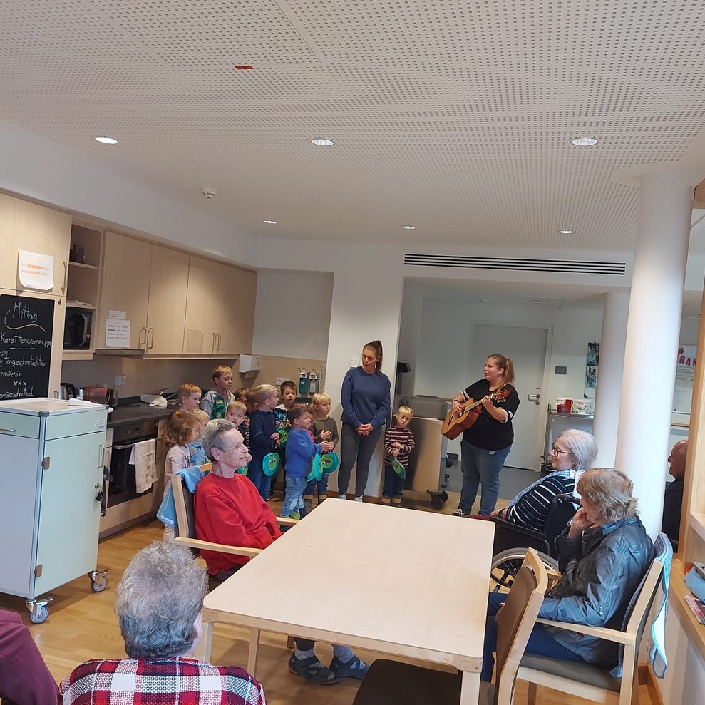 Kinder sind in den Wohngruppen des PBZ und sagen Gedichte auf.