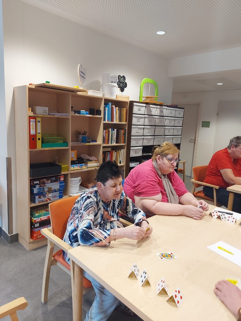 in bunt gemischten Gruppen...