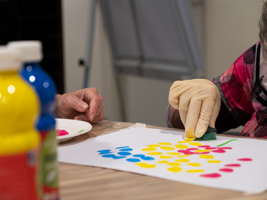 BewohnerInnen malen.