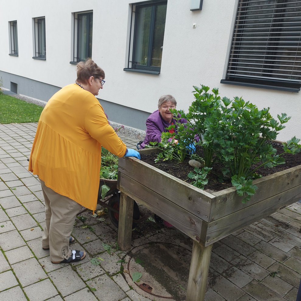 BewohnerInnen mit Blumen
