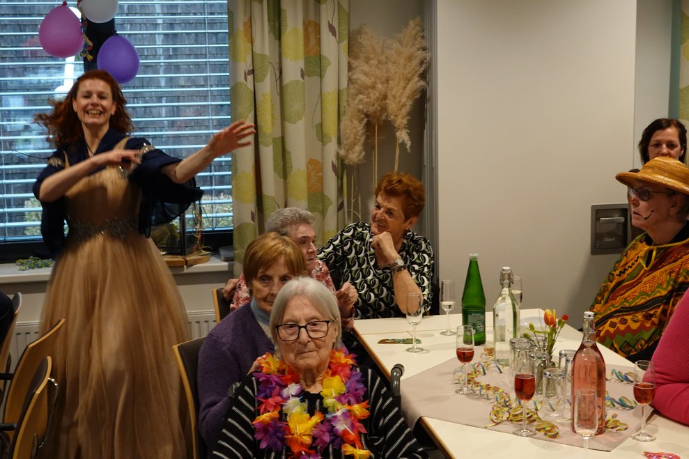 Auch zwischen den Tischen wurde getanzt.