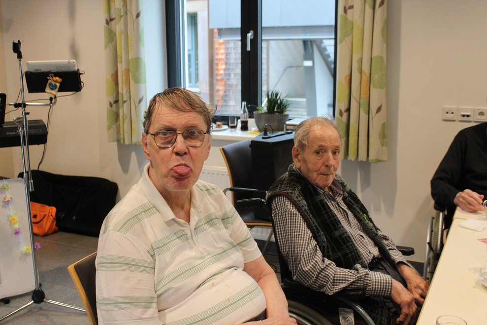 ...welche bei diesen Zusammentreffen von Bewohnern,...