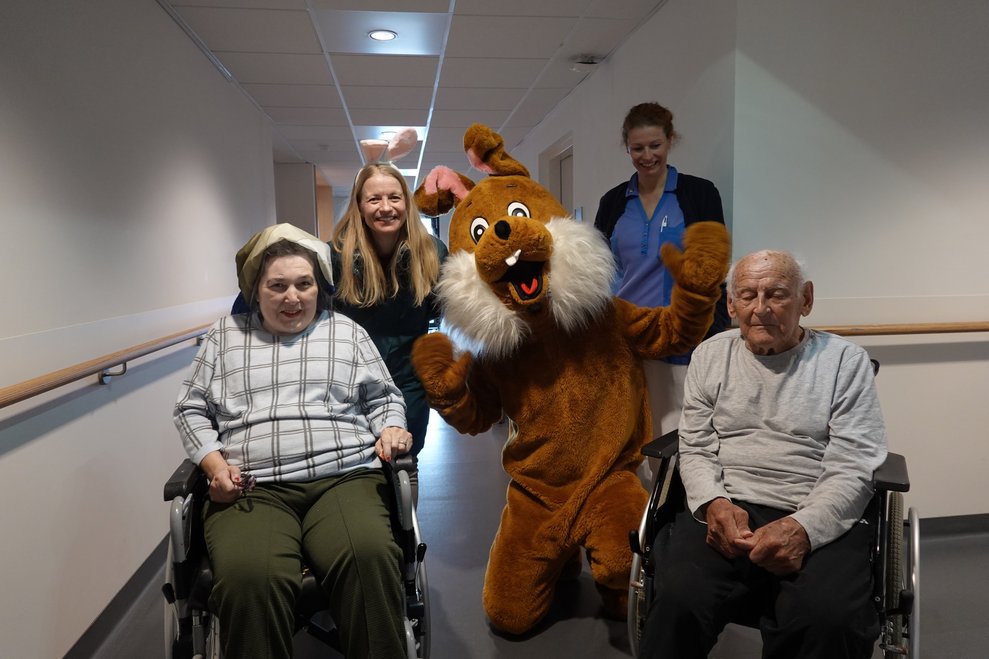 Bewohnerinnen und Bewohner, Mitarbeiterinnen und der Osterhase.