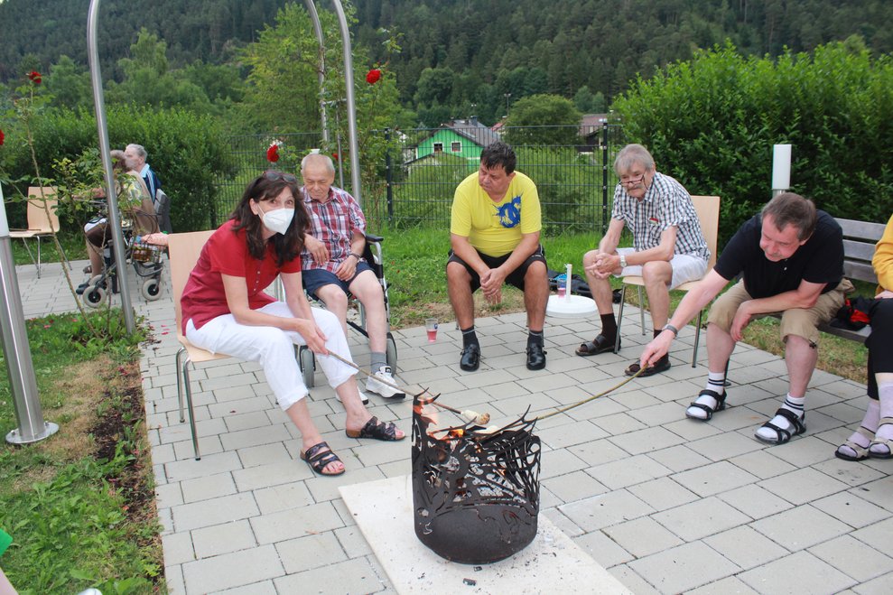 Musikabend im Rosengarten mit Stockbrot