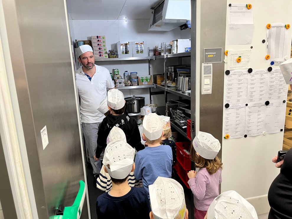 Der Kühlraum der Küche wurde auch gezeigt.