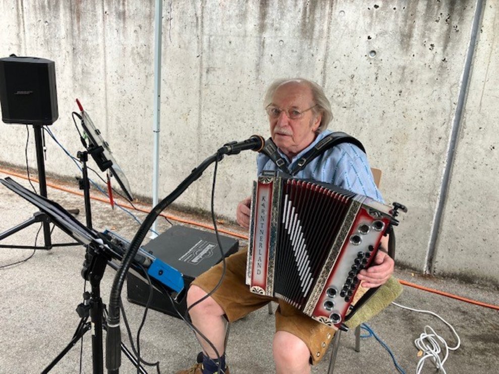 und schwungvoller Musik...
