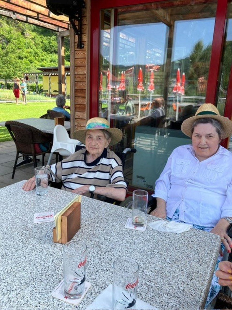 zu tratschen und eine kühle Erfrischung zu sich zu nehmen.