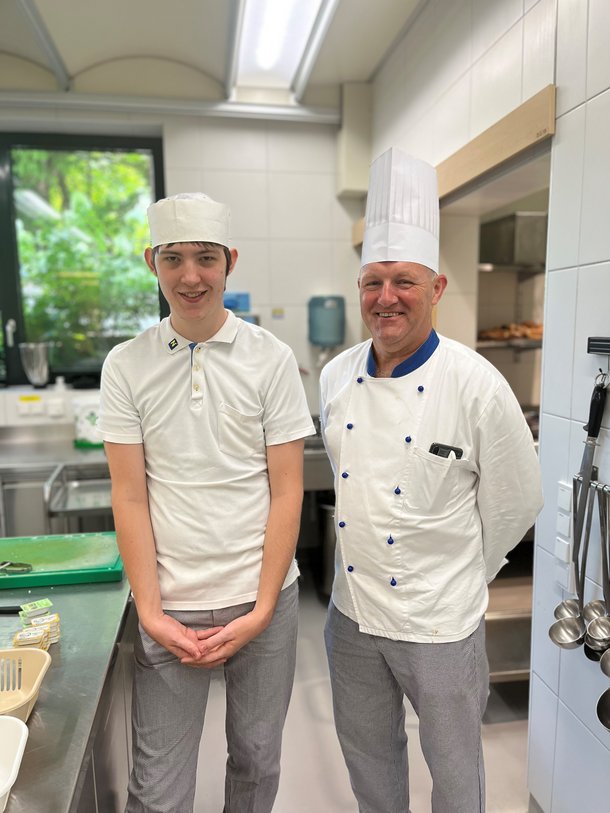 Unser Küchenleiter, Reinhard Nutz, mit unserem derzeitigen Lehrling, Moritz Körner
