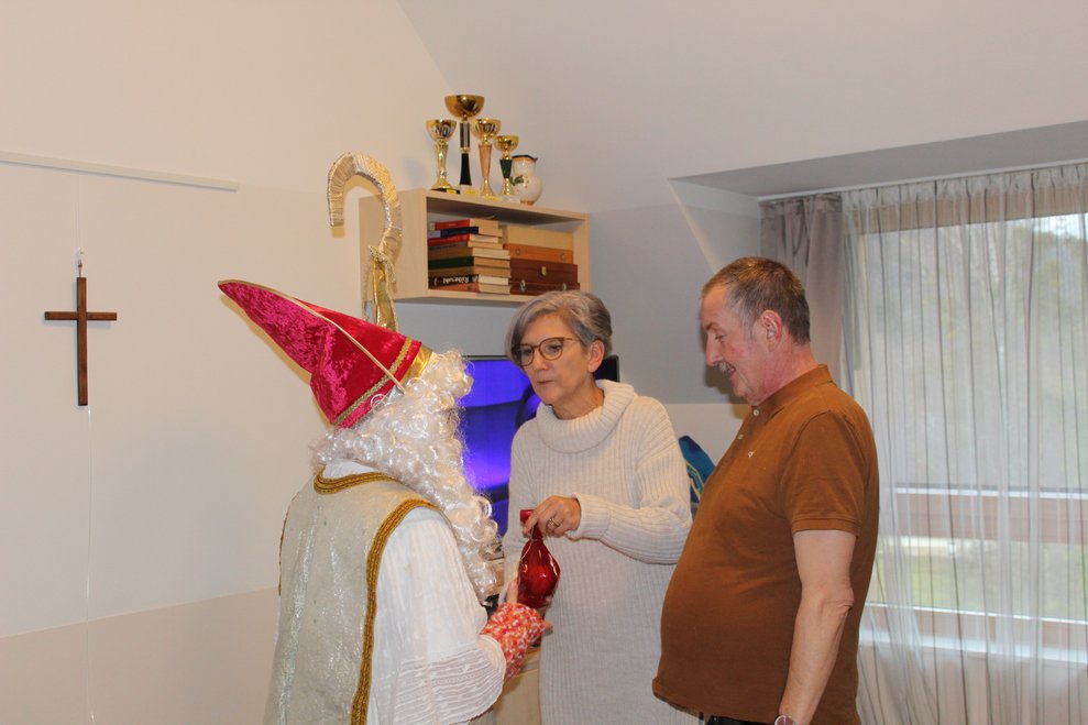 nahmen alle ihre Geschenksackerl...