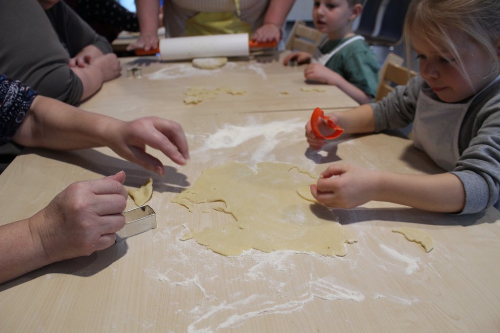 und kleine Hände halfen großen Händen aus.