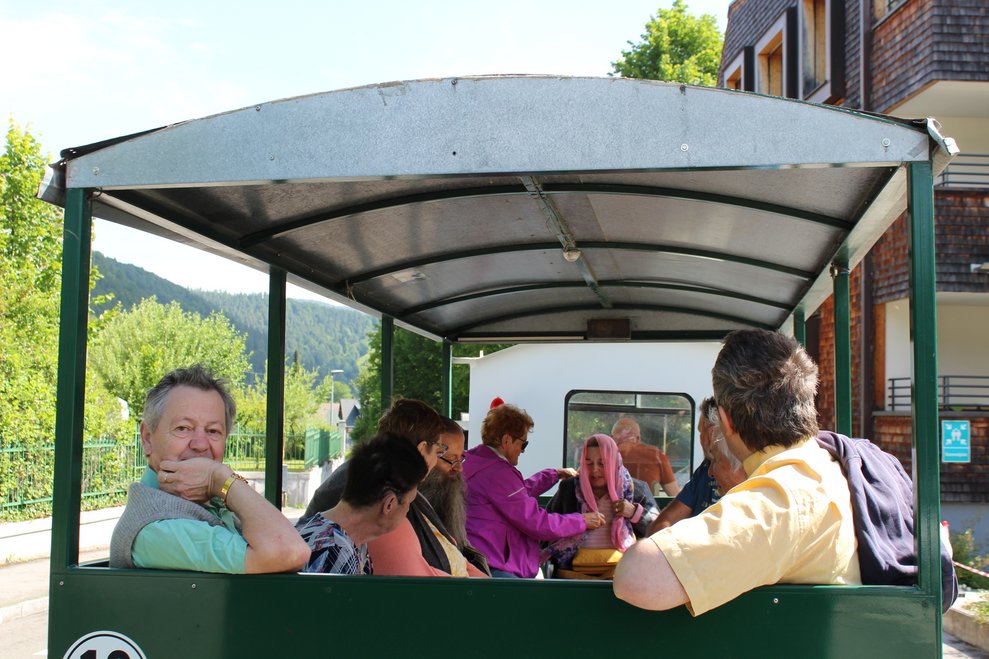 Bewohnerinnen und Bewohner im Bummelzug