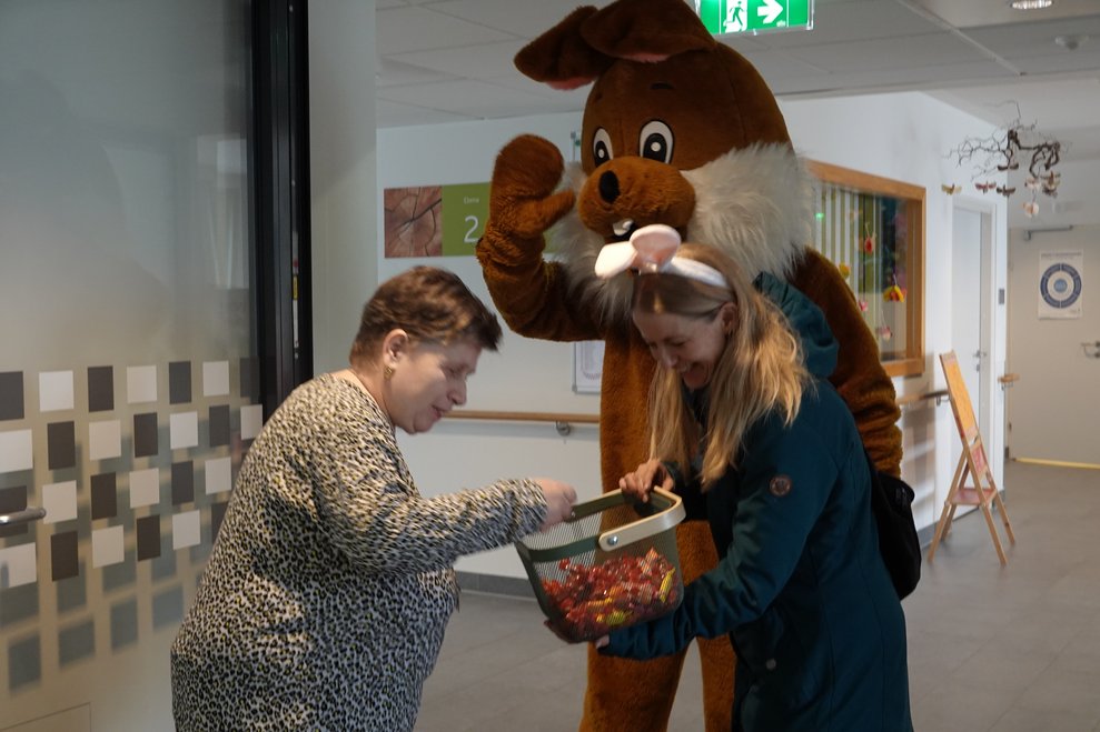 Bewohnerin bekommt ein Geschenk vom Osterhasen