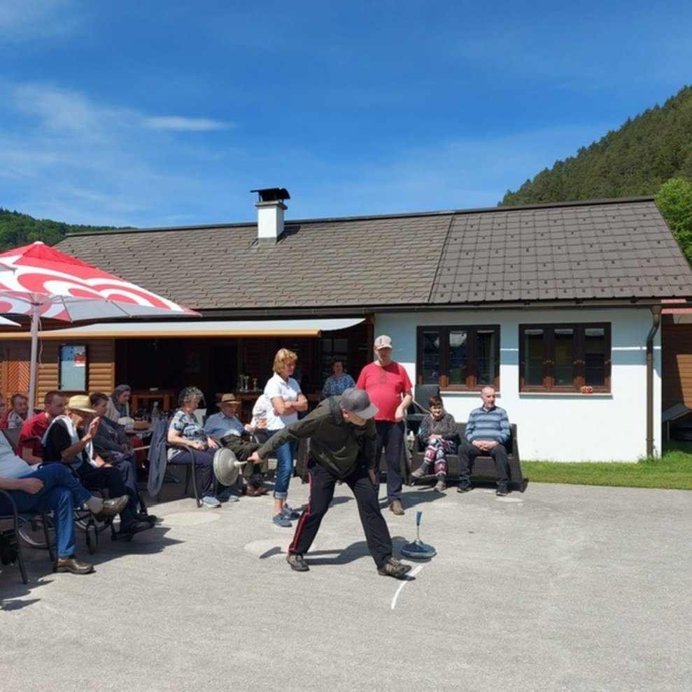 um auf dem nahegelegenen Asphaltstockplatz...