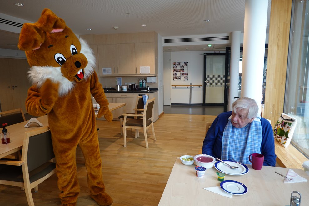 Osterhase begrüßt eine Bewohnerin
