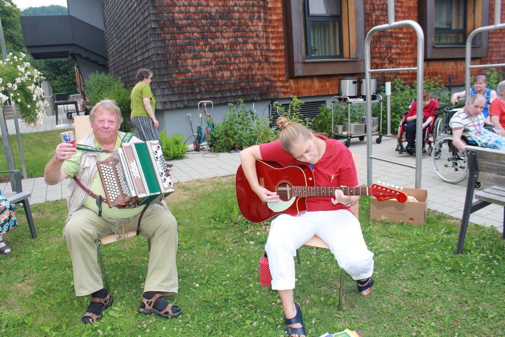 Musikabend im Rosengarten mit Stockbrot