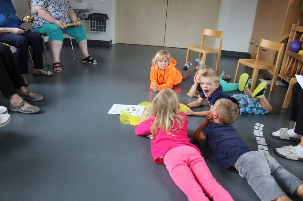 mit den Kindern des Kindergartens.