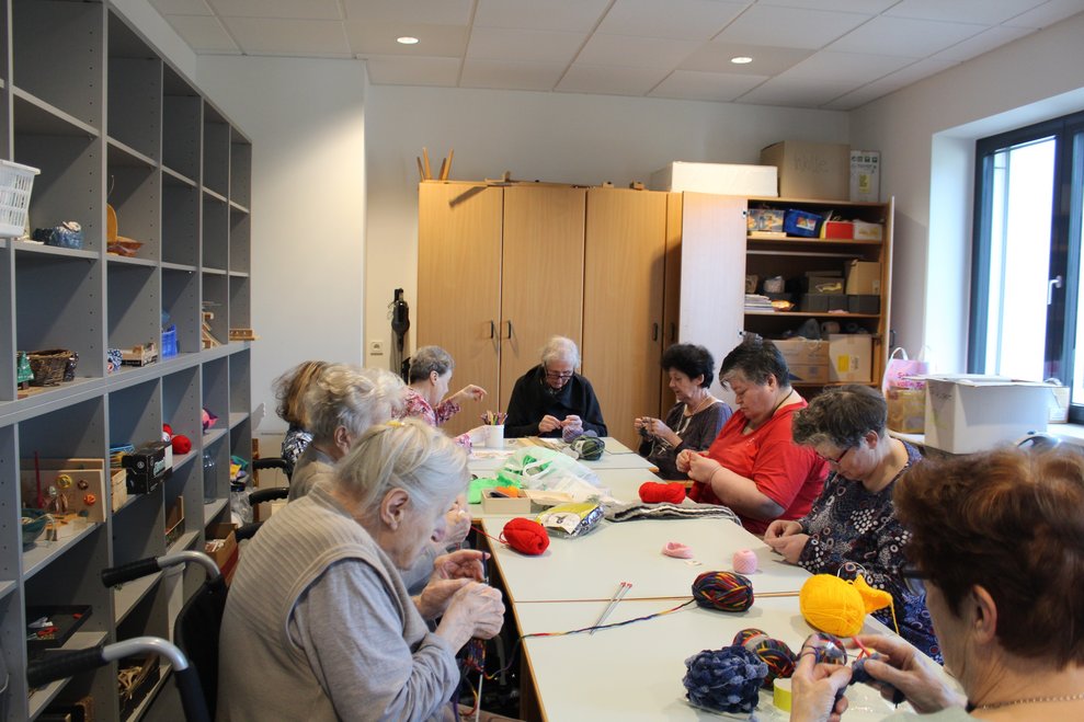 finden sich dienstags unsere, meist weiblichen Bewohnerinnen...