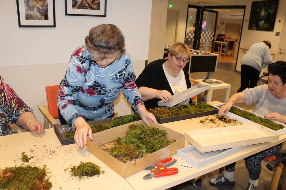 sowie ehrenamtliche Mitarbeiterinnen und Mitarbeiter...