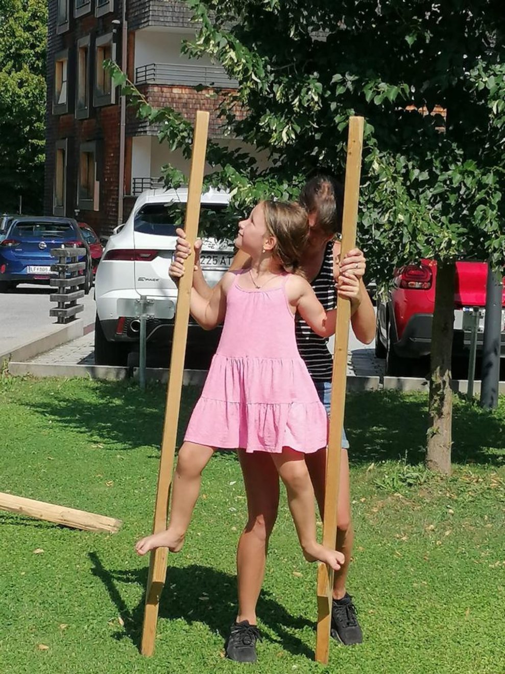 an verschiedenen Stationen,...