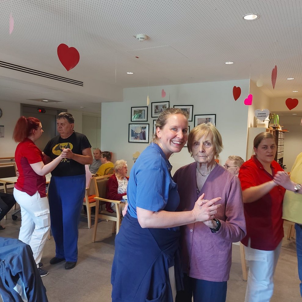 der anwesenden Bewohnerinnen,...