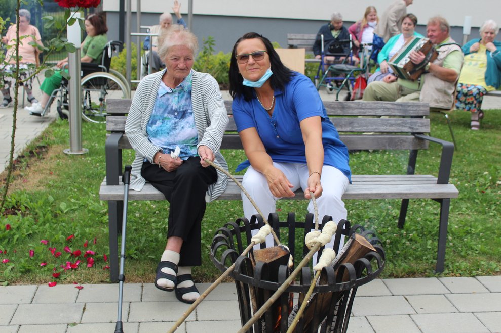 Musikabend im Rosengarten mit Stockbrot