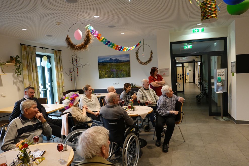 Gäste des Festes staunen über den Auftritt des Tanzpaares.