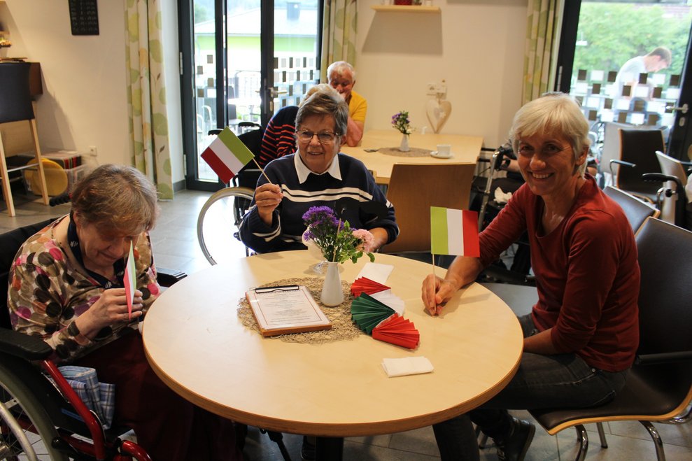 Im sehr gut besuchten Raba Café...