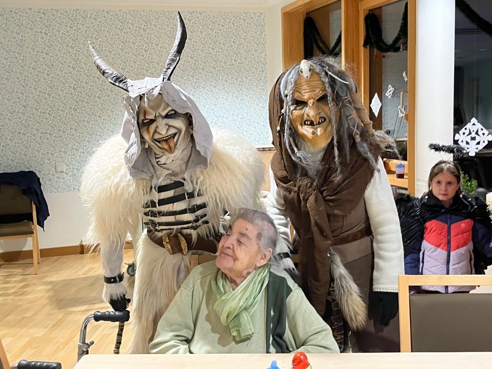 Percht und Hexe bei einer Bewohnerin