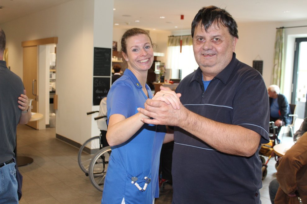 ..begaben sich bereits die ersten Tänzer...