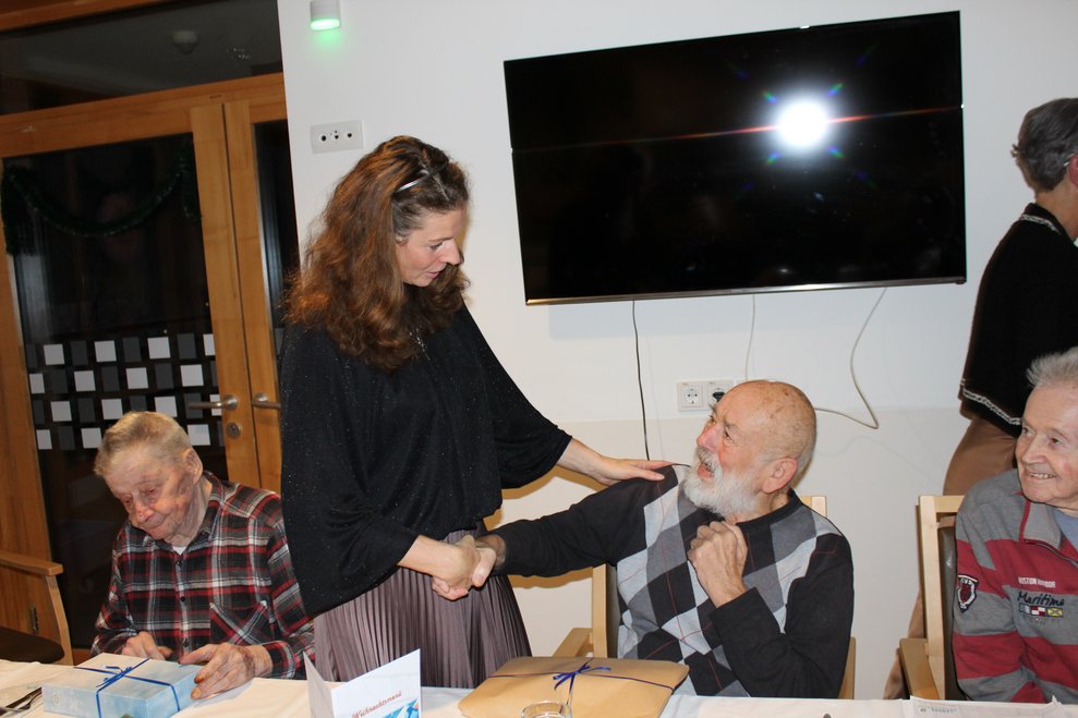 Bewohnerinnen und Bewohner werden beschenkt.