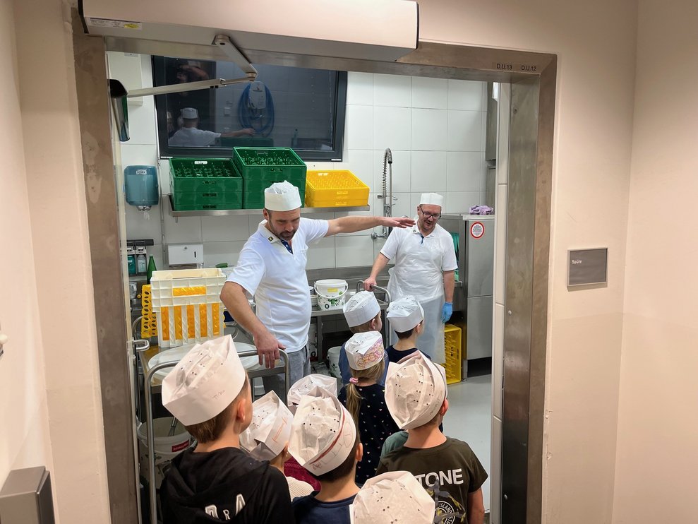 Herr Bendl zeigte den Kindern den Abwaschraum