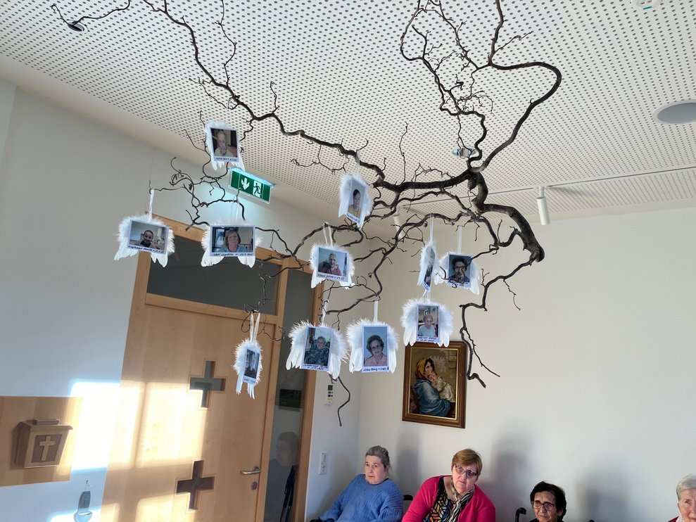 den Verstorbenen des letzten Jahres zu gedenken.