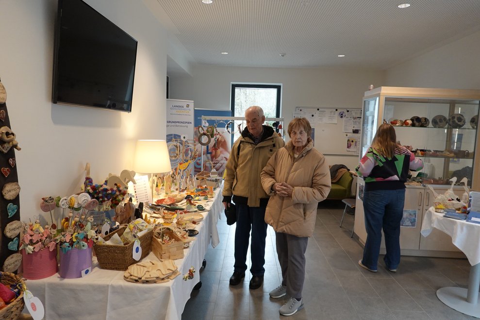 Besucher sehen sich am Ostermarkt um 