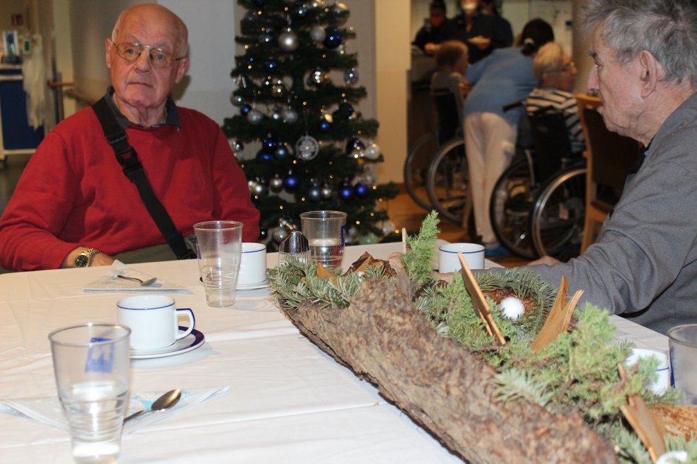 Schon um 15 Uhr fanden sich die ersten BewohnerInnen...