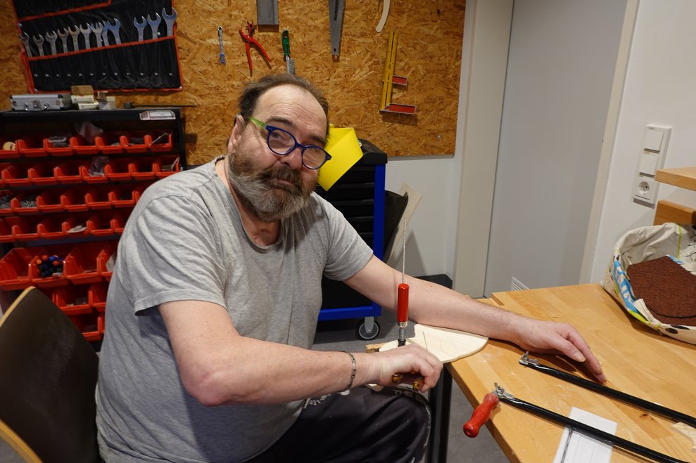 Bewohner arbeitet in der Werkstatt