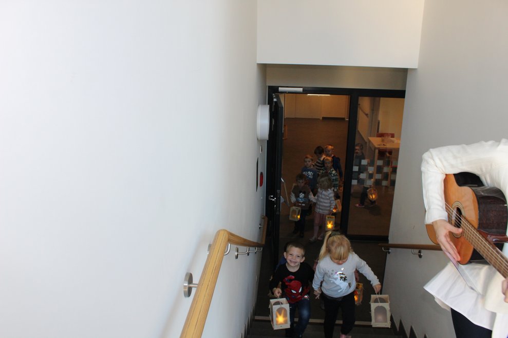 Nachdem die Kinder und BewohnerInnen gemeinsam das Martinsfest gefeiert hatten machten sie sich wieder singend auf den Weg zurück in den Kindergarten im Haus.