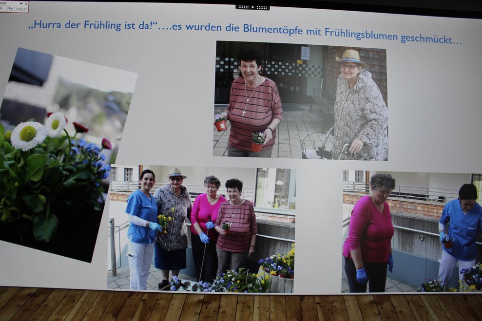 begann auch schon die Präsentation,...