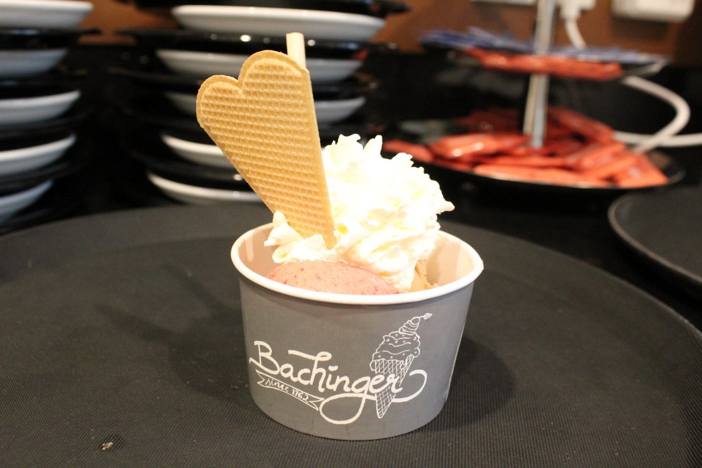 um alle Anwesenden...