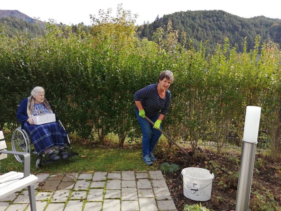 BewohnerInnen mit Blumen