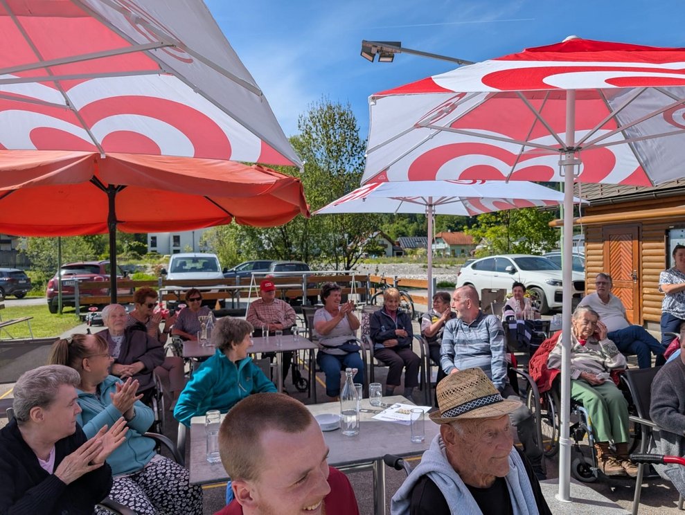 Unter lautem Jubel übernahmen die Sieger ihre Pokale.