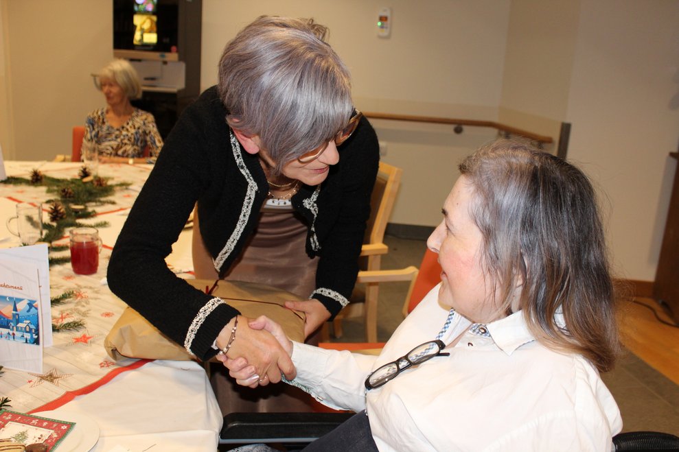 Bewohnerinnen und Bewohner werden beschenkt.