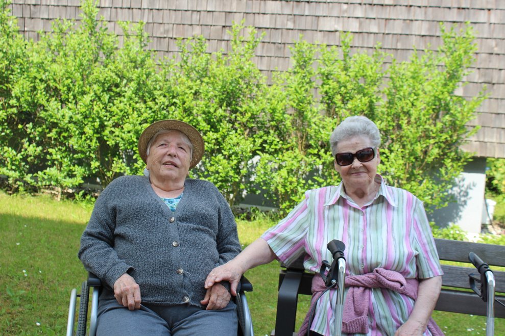 genossen die Bewohnerinnen die Sonne und ihre wohlverdiente Ruhe.