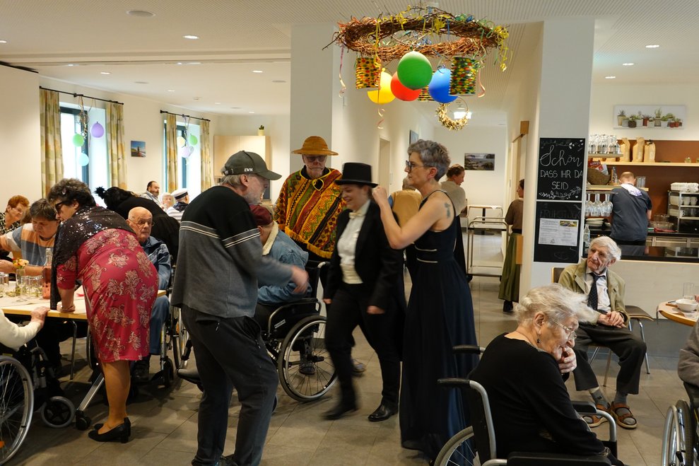 Verkleidete Menschen tanzen.