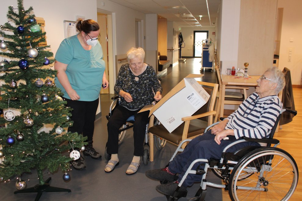 von BewohnerInnen und Personal geschmückt.