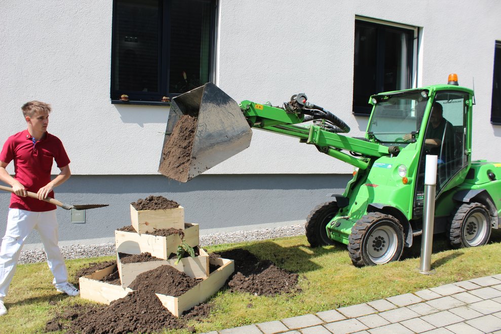 Das Aufstellen und Befüllen der Pyramide nahmen unsere fleißigen Helfer in Angriff...