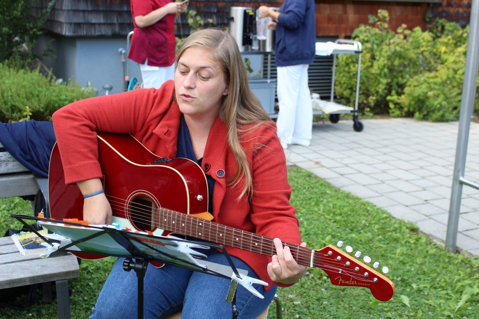 die unsere Sozialpädagogin Dominika auf ihrer Gitarre spielte.