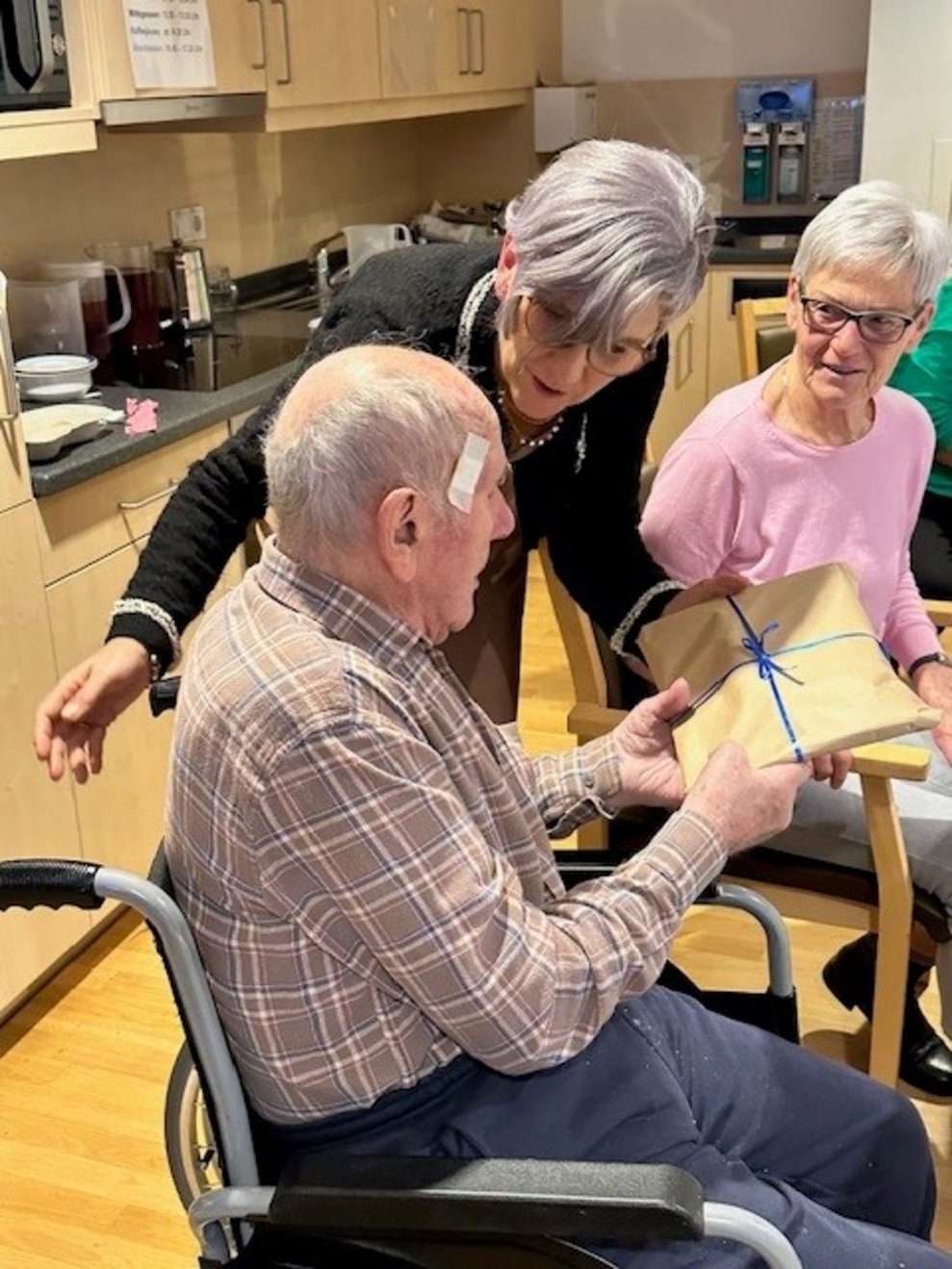 Fleißig verteilten sie Geschenke...