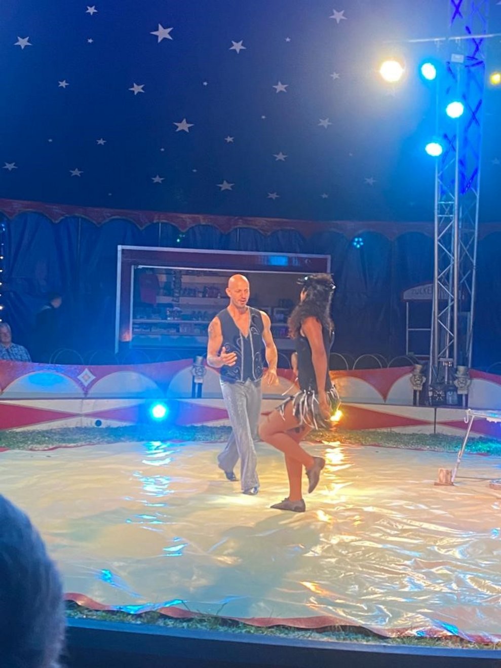 wechselten sich mit Einlagen auf dem Boden ab,...