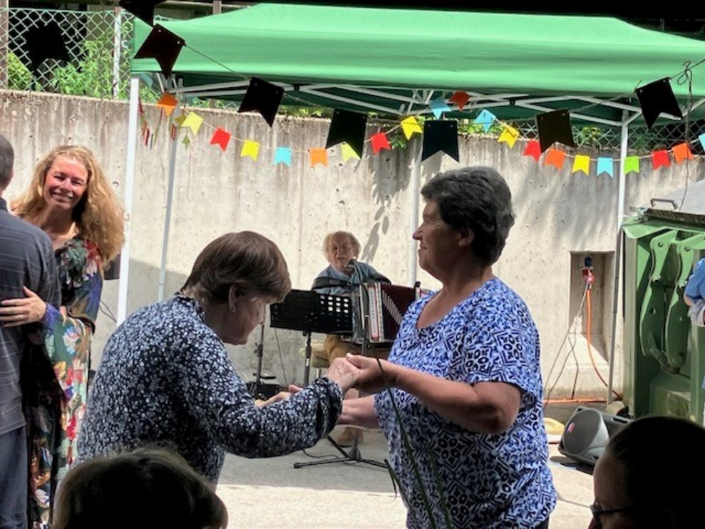 sondern mit schwungvollen Tänzen...