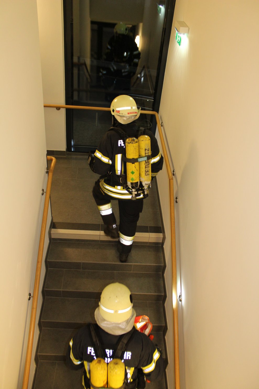 Danach marschierten sie mit voller Schutzausrüstung durch das Bewohnerhaus,...